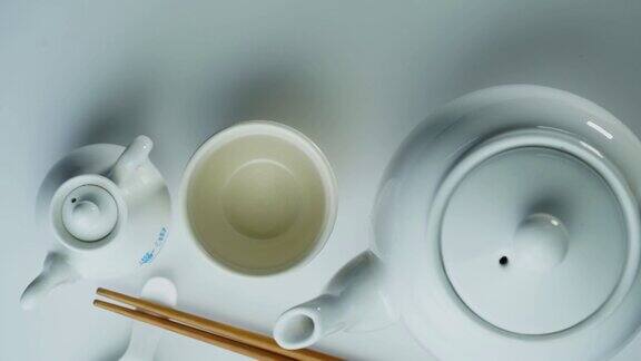 高角度的茶壶与茶杯和筷子