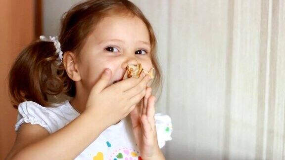 小女孩在吃煎饼孩子吃早餐