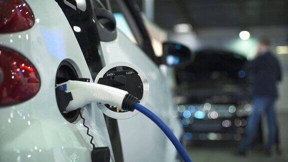 电动汽车充电口插接在现代电动汽车上未来可持续的节约生态替代能源
