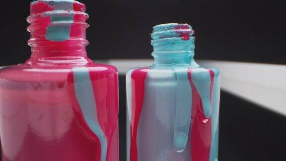 粉色和蓝色的指甲油滴在瓶子里