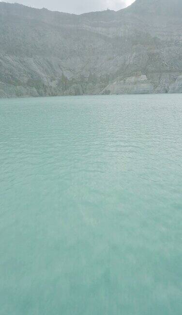垂直视频蓝绿色的火山口湖水面平静水面雾蒙蒙