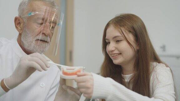 十几岁的女孩在牙医那里检查牙齿可爱的女孩坐在牙科椅上接受牙科治疗