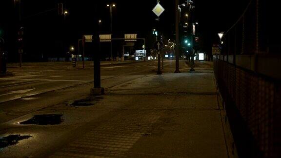 夜晚的空街