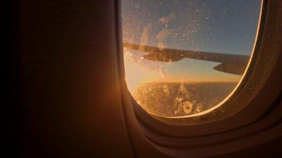 客机窗外的夕阳