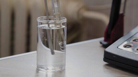 女科学家用一种设备检查液体