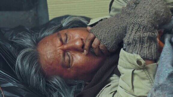 4K无家可归的老人睡在城市的人行道上