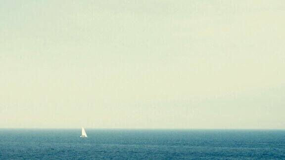 白帆游艇在遥远的海上地平线上