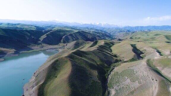 塔什干地区美丽山脉的全景图Zamin