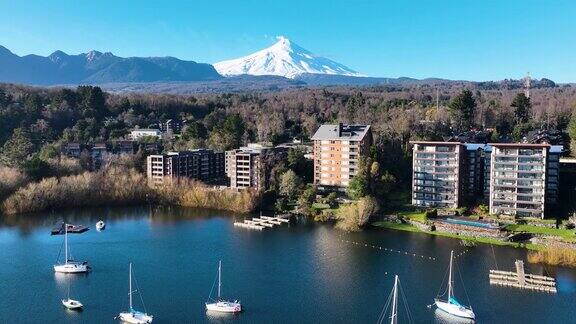 在智利洛斯拉各斯普孔水上的船只沿海城市火山海滩旅游景观Pucon智利火山背景在智利洛斯拉各斯普孔水上的船只