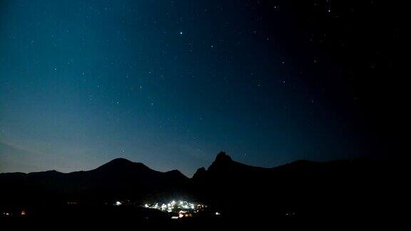 山谷上空繁星点点的夜空