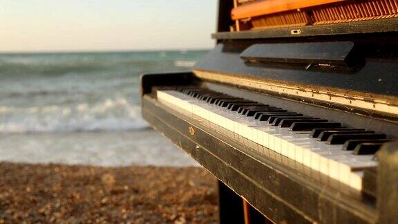 风景和一架旧钢琴