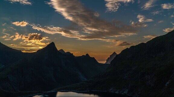 挪威群岛和山脉上的日落和浮云的时间间隔