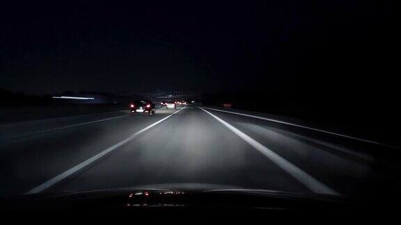 在夜间的高速公路上延时行驶