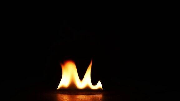 火焰点燃和燃烧真正的火焰在黑色背景上点燃火焰燃烧的特写慢动作