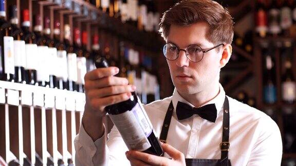 葡萄酒店里的侍酒师向顾客递上一瓶红酒