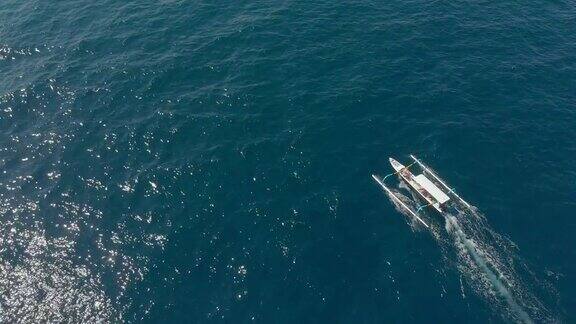 航拍巴厘岛传统船只在公海上印尼之旅概念