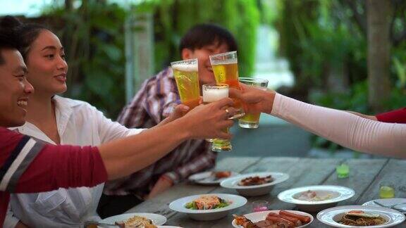 亚洲人庆祝节日他们碰杯啤酒和晚餐快乐