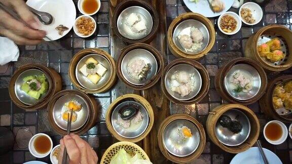 吃蒸点心俯视各种中国传统美食