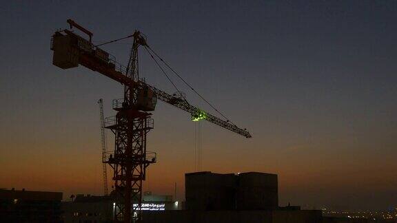 日落之夜albarsha屋顶建筑起重机全景4k阿拉伯联合酋长国