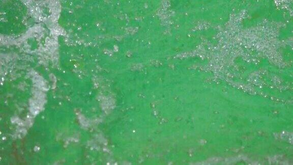绿松石水的飞溅特写表面的水缓慢的运动