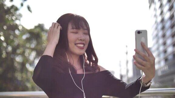 快乐的亚洲女人听音乐