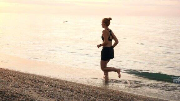 运动员在早晨的海滩上跑步