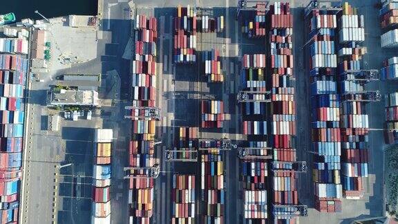鸟瞰图工业港与集装箱港是航运的一部分