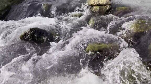 水从岩石间流下