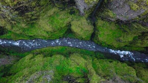 冰岛峡谷的河流