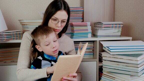 妈妈和儿子一起读书妈妈的眼镜