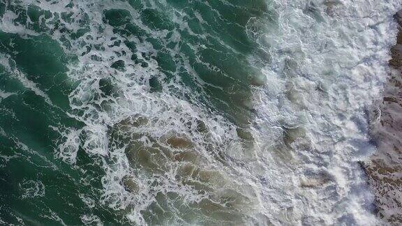 西葡萄牙在大西洋海岸线上空的鸟瞰图海浪到达奥迪科斯海滩