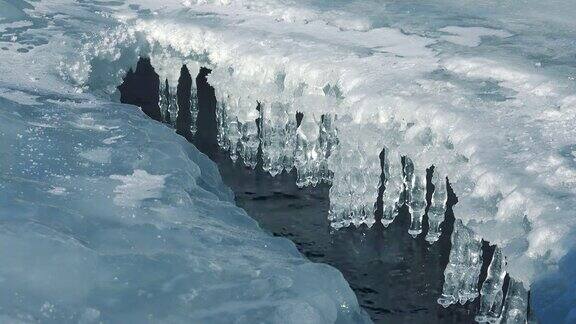 冬季卡顿河冰上的冰柱