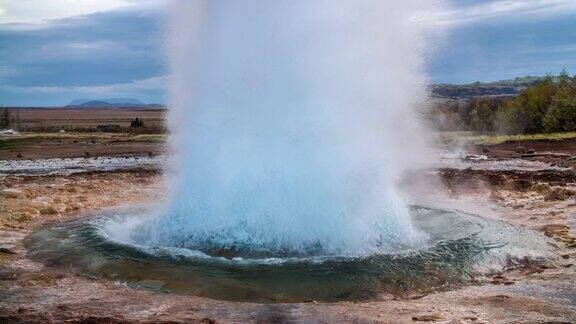 冰岛间歇泉缓慢喷发
