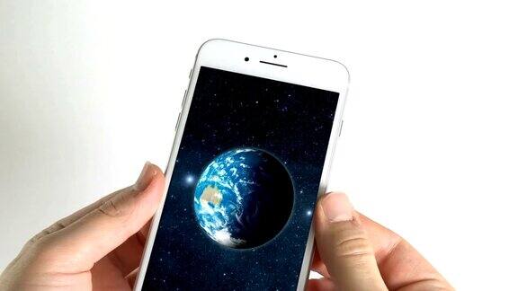 在白色背景的屏幕上人类在使用智能手机和地球