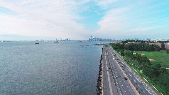 从空中俯瞰曼哈顿的布鲁克林哈德逊河和贝尔特公园路美国纽约人们和骑自行车的人在海岸公园的路上