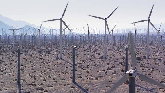 在圣戈尼奥山口的风力涡轮机森林-无人机拍摄