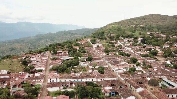 无人机拍摄的Barichara小村庄的视频