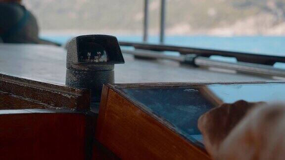 海上导航罗盘在船上的近景