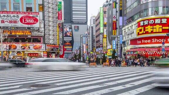 繁忙的人群穿过新宿购物区车流不断日本东京