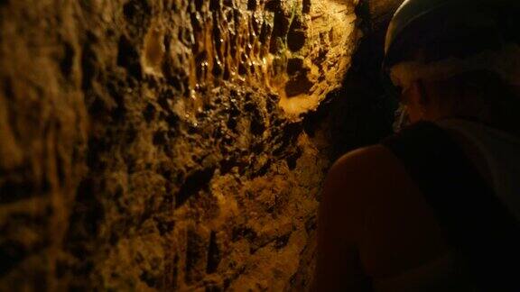人们在探索一个古老的洞穴