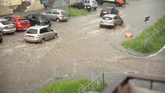 汽车在雨中行驶在被洪水淹没的道路上慢镜头