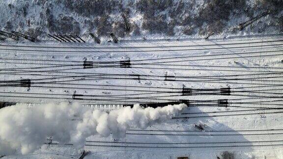 航拍老式蒸汽火车在雪地里奔腾