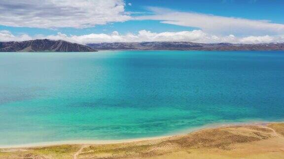 高原上的湖水是那么的蓝