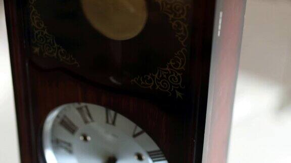 古董挂钟的摆锤运动在镜面反射