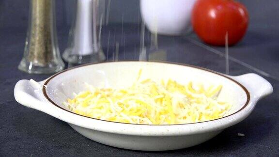 把磨碎的奶酪倒进碗里
