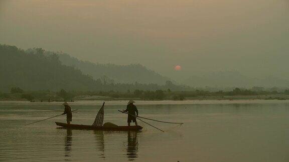 当地渔民的生活方式是在清晨日出时工作