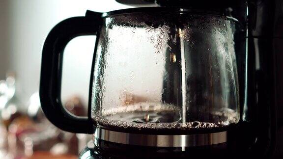 制作过滤咖啡机滴咖啡-咖啡滴与声音