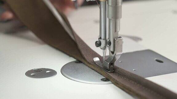 这是一个在缝纫机上专业制造家具装饰元素的演示视频生产线上的工人