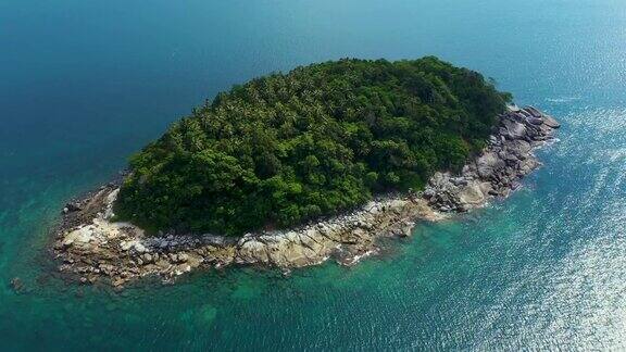 美丽的岩石森林岛空中全景KoPuagainst山区普吉岛景观为背景覆盖石岛的热带丛林深处船航行空中