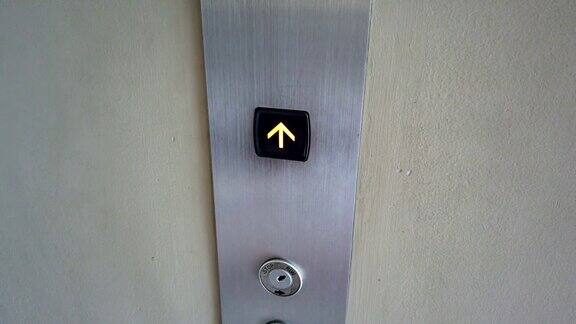 一个女人按下了电梯的按钮